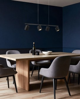 nowoczesna oprawa wisząca na belce z regulowanymi spotami czarna Lampit ukazuje serię BOLT W4 nad stołem