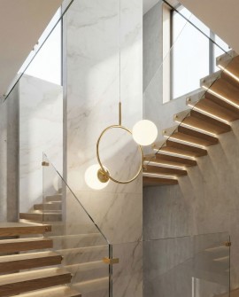 nowoczesna lampa wisząca w kolorze złotym w mlecznymi kloszami pasująca do stylu glamour