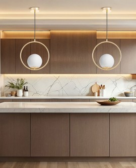 designerska lampa wisząca Lampit w kolorze złota z okrągłą ramą i mleczną kulą elegancki akcent do nowoczesnych wnętrz