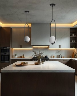 czarna lampa wisząca Lampit o lekkiej ramie i mlecznej kuli elegancki design pasujący do nowoczesnych wnętrz