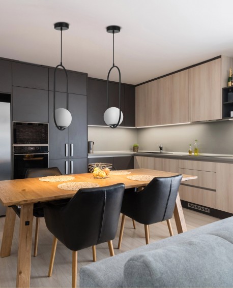 lampa wisząca Lampit czarna do jadalni nad stół subtelna kula światła buduje ciepły klimat spotkań