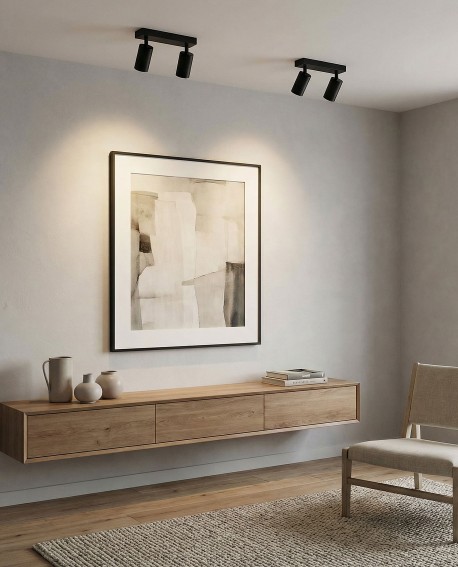 Czarny spot sufitowy Lampit we wnętrzu mieszkalnym, prosta forma i punktowe światło idealne nad komodę lub obraz