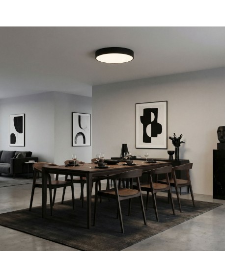 designerski plafon czarny w jadalni nad stołem minimalistyczna lampa sufitowa ORBO D50 nowoczesne oświetlenie od Lampit