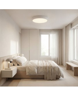 biała lampa sufitowa plafon w przytulnej sypialni z beżową pościelą okrągłe oświetlenie ORBO D50 elegancki projekt Lampit