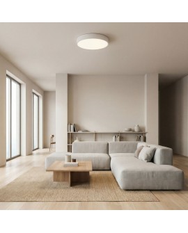 biały plafon LED w przestronnym salonie przy dużych przeszkleniach designerska lampa ORBO D50 nowoczesne oświetlenie Lampit