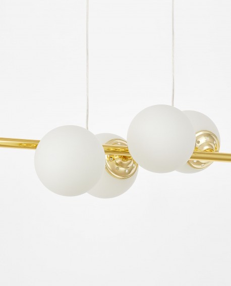 elegancki żyrandol FINO W6 od Lampit w kolorze klasyczne złoto sześć mlecznych kul na poziomej listwie na jasnym tle