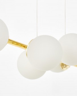 elegancki żyrandol FINO W6 od Lampit w kolorze klasyczne złoto sześć mlecznych kul na poziomej listwie na jasnym tle
