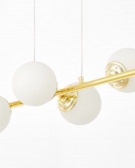 elegancki żyrandol FINO W6 od Lampit w kolorze klasyczne złoto sześć mlecznych kul na poziomej listwie na jasnym tle