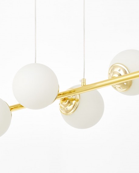 elegancki żyrandol FINO W6 od Lampit w kolorze klasyczne złoto sześć mlecznych kul na poziomej listwie na jasnym tle