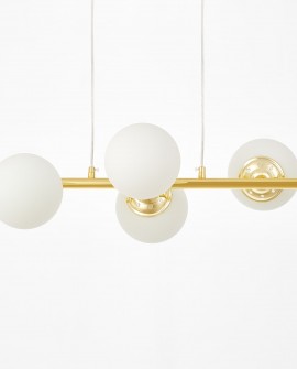 elegancki żyrandol FINO W6 od Lampit w kolorze klasyczne złoto sześć mlecznych kul na poziomej listwie na jasnym tle
