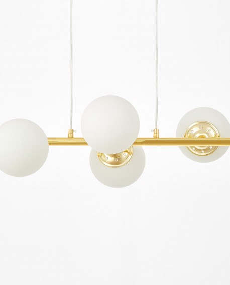 elegancki żyrandol FINO W6 od Lampit w kolorze klasyczne złoto sześć mlecznych kul na poziomej listwie na jasnym tle