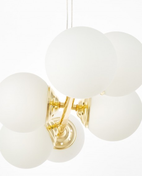 elegancki żyrandol FINO W6 od Lampit w kolorze klasyczne złoto sześć mlecznych kul na poziomej listwie na jasnym tle