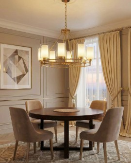 Lampa wisząca ze złotą konstrukcją z ośmioma kloszami nad eleganckim stołem w salonie