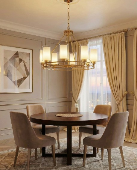 Lampa wisząca ze złotą konstrukcją z ośmioma kloszami nad eleganckim stołem w salonie