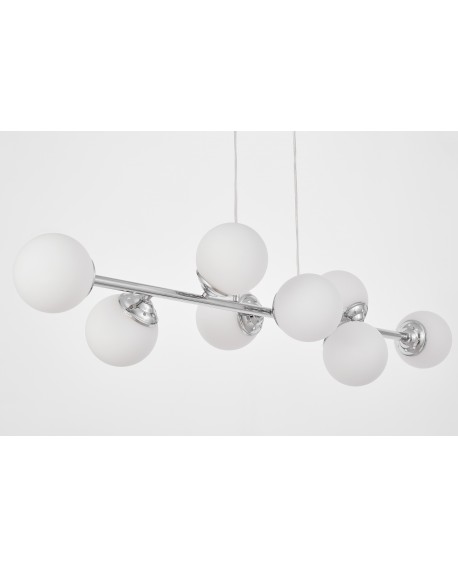 Fragment podłużnej lampy wiszącej z elementami chromu i szkła