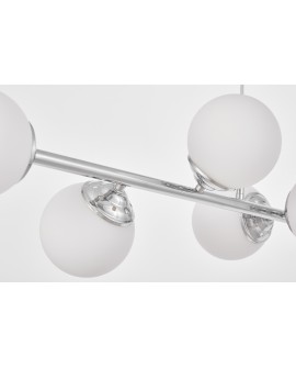 Fragment podłużnej lampy wiszącej z elementami chromu i szkła