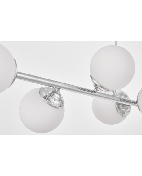 Fragment podłużnej lampy wiszącej z elementami chromu i szkła