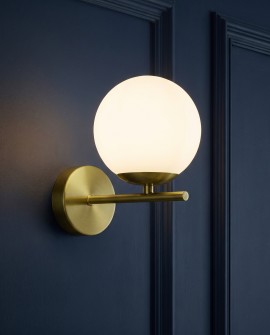 Biała lampa kinkietowa w eleganckim wydaniu na niebieskiej panelowej ścianie