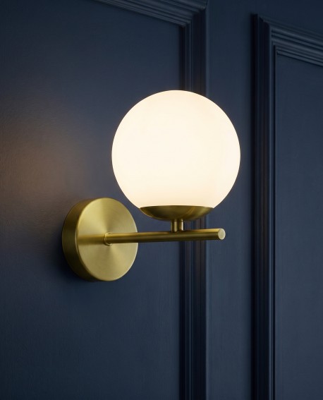Biała lampa kinkietowa w eleganckim wydaniu na niebieskiej panelowej ścianie