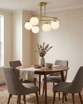 Złota lampa sufitowa Lampit LEDO W6 z sześcioma białymi kloszami w aranżacji jadalni