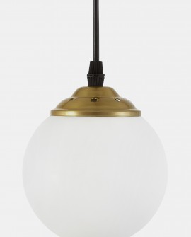 Zbliżenie na detal złotego wykończenia i mlecznego klosza lampy FINO W1
