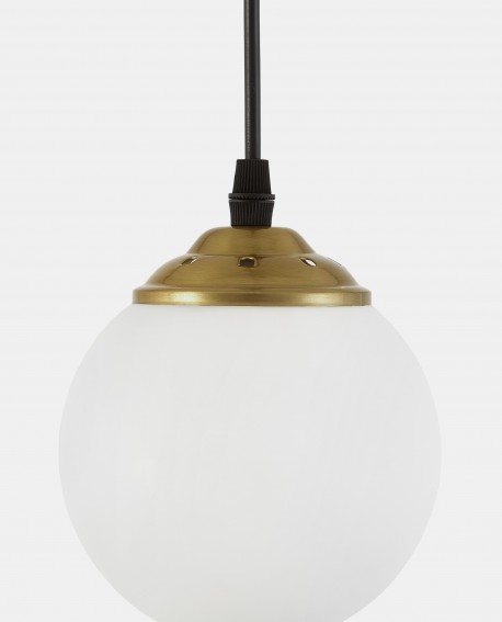 Zbliżenie na detal złotego wykończenia i mlecznego klosza lampy FINO W1