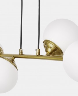 Wisząca lampa FINO W4 Lampit z czterema białymi szklanymi kulami na złotej belce