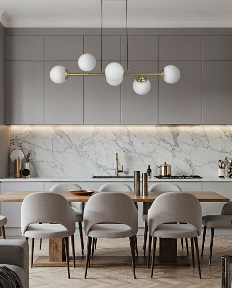 Nowoczesna lampa sufitowa FINO W6 od Lampit szczotkowane złoto i białe kule nad stołem w eleganckiej jadalni
