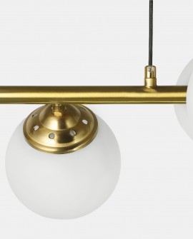 Detal lampy z białą kulą i złotym elementem mocującym, widać konstrukcję zawieszenia z precyzyjnie wykończonymi detalami
