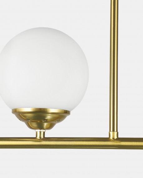 Detail mlecznobiałego klosza na złotej konstrukcji lampy wiszącej