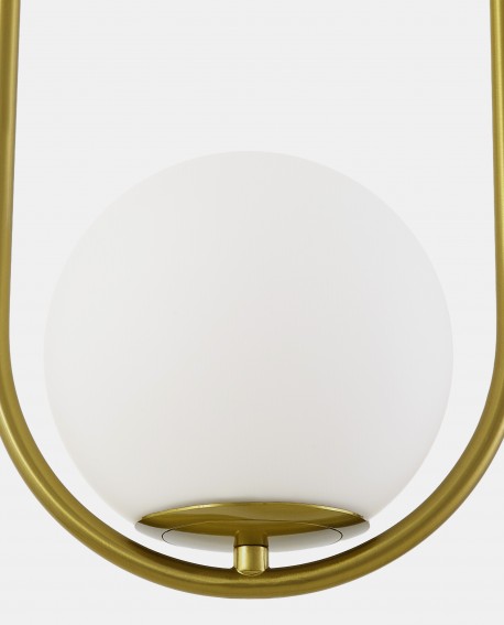 Zbliżenie na lampa wisząca ze szczotkowanego złota mleczny klosz kula producent lampit model VERO 1B detal wykończenia