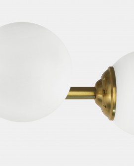 Detal lampy wiszącej FINO W5 od Lampit w szczotkowanym złocie zbliżenie na mleczny klosz i metalową oprawę