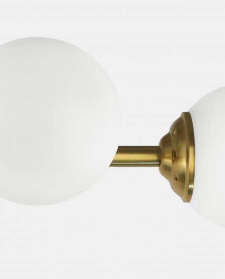 Detal lampy wiszącej FINO W5 od Lampit w szczotkowanym złocie zbliżenie na mleczny klosz i metalową oprawę