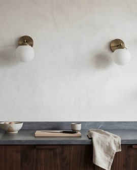 Złota lampa FINO W1 Lampit z białą kulą na neutralnej ścianie w kuchni