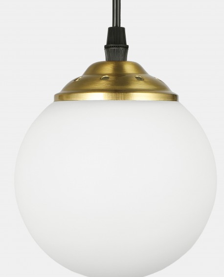 Zbliżenie na białą kulę lampy Fino W3, widoczna złota oprawa mocująca, elegancki detal konstrukcji w stylu minimalistycznym