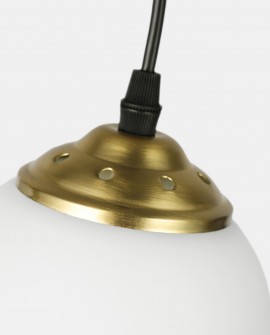 Detal lampy Fino W3 z szczotkowanego złota, widoczny element mocujący z przewodem oraz precyzyjnie wykończony klosza