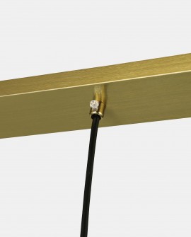 Szczotkowana złota podsufitka lampy wiszącej z detalem metalowego uchwytu