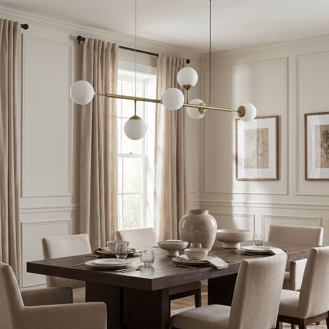 Lampa wisząca FINO W6 Lampit złoto białe kule nad stołem w jadalni w eleganckim wnętrzu