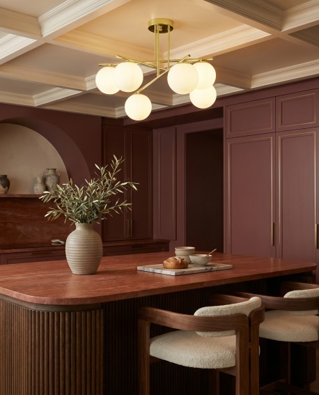 Elegancka lampa wisząca z białymi kulami LEDO W6 Lampit w kuchni z drewnianą wyspą