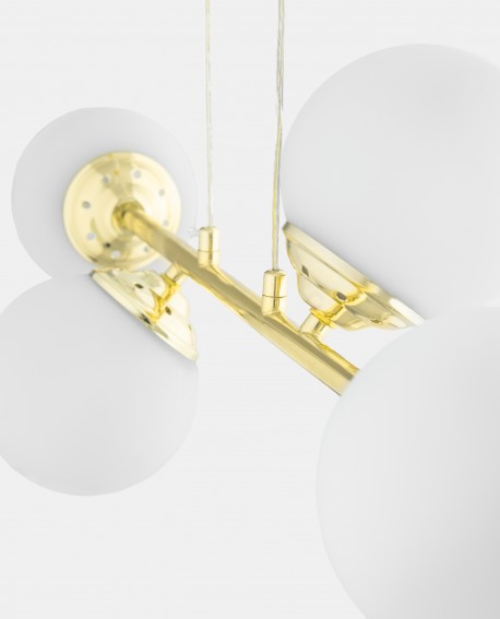 Stylowa lampa wisząca z białym szkłem i złotym metalem do salonu