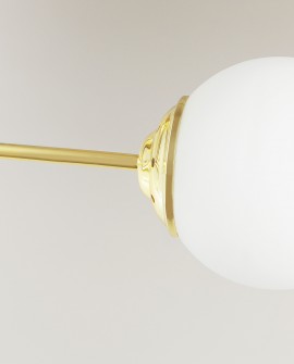 Fragment lampy wiszącej z mlecznym kloszem i metalową częścią