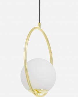 Boczny widok lampy wiszącej z białym kloszem w złotej ramie w stylu modern classic