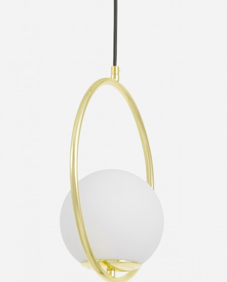 Boczny widok lampy wiszącej z białym kloszem w złotej ramie w stylu modern classic