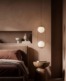 Nowoczesna lampa wisząca z białymi kulami w sypialni nad stolikiem nocnym