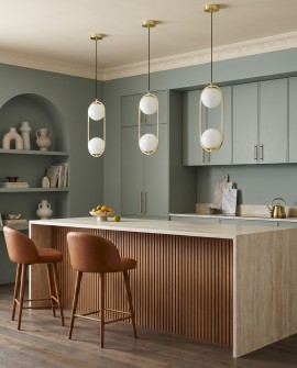 Lampa wisząca w kolorze złotym białe szklane kule Lampit VERO nad blatem kuchennym