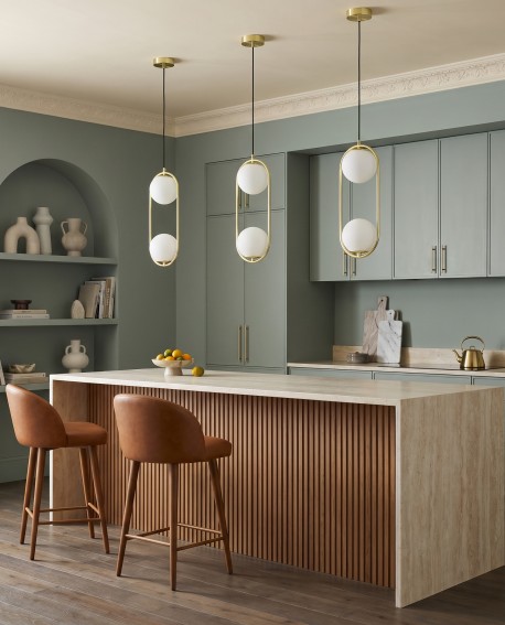 Lampa wisząca w kolorze złotym białe szklane kule Lampit VERO nad blatem kuchennym