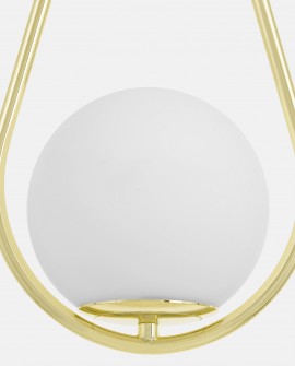  Zbliżenie na białą kulę w złotej oprawie lampy VERO 1C Lampit, elegancki i minimalistyczny design