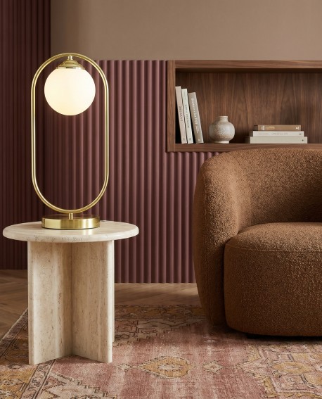 Nowoczesna lampa biurkowa VERO marki Lampit na stoliku obok brązowej sofy w eleganckim wnętrzu