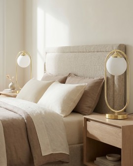 Designerska lampa Lampit VERO do nowoczesnej sypialni z jasną pościelą i drewnianymi meblami