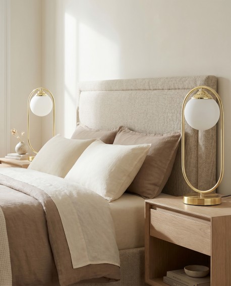 Designerska lampa Lampit VERO do nowoczesnej sypialni z jasną pościelą i drewnianymi meblami